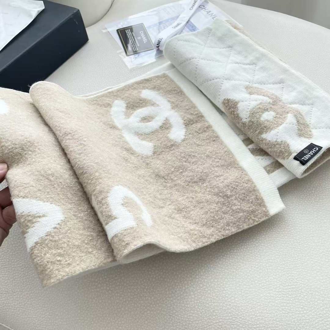 香奈儿针织双面围巾，顶级高端货👼👏绝美百搭款💋专柜限量哦‼️有钱都很难订到💛💙💜顶级山羊绒针织围巾，整条