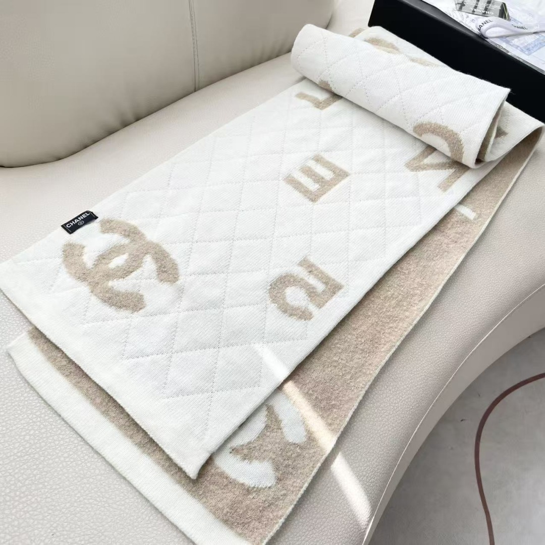 香奈儿针织双面围巾，顶级高端货👼👏绝美百搭款💋专柜限量哦‼️有钱都很难订到💛💙💜顶级山羊绒针织围巾，整条