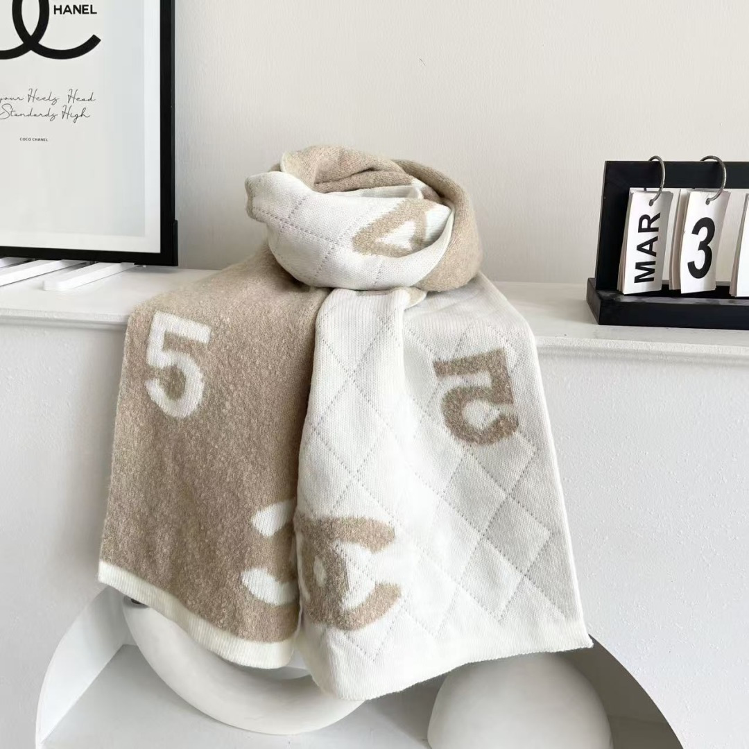 香奈儿针织双面围巾，顶级高端货👼👏绝美百搭款💋专柜限量哦‼️有钱都很难订到💛💙💜顶级山羊绒针织围巾，整条