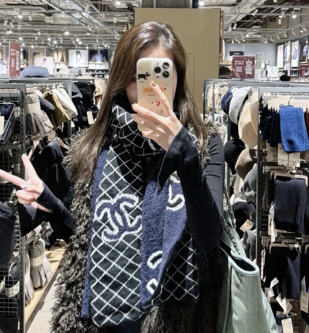 香奈儿针织双面围巾，顶级高端货👼👏绝美百搭款💋专柜限量哦‼️有钱都很难订到💛💙💜顶级山羊绒针织围巾，整条