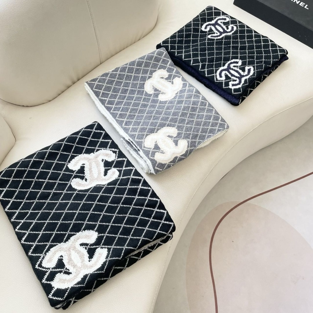 香奈儿针织双面围巾，顶级高端货👼👏绝美百搭款💋专柜限量哦‼️有钱都很难订到💛💙💜顶级山羊绒针织围巾，整条