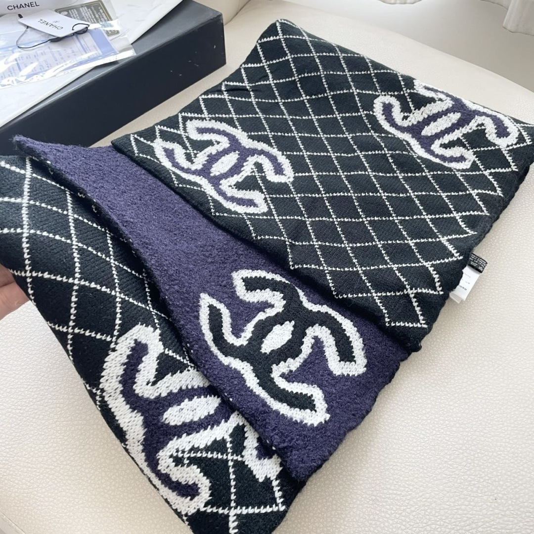 香奈儿针织双面围巾，顶级高端货👼👏绝美百搭款💋专柜限量哦‼️有钱都很难订到💛💙💜顶级山羊绒针织围巾，整条