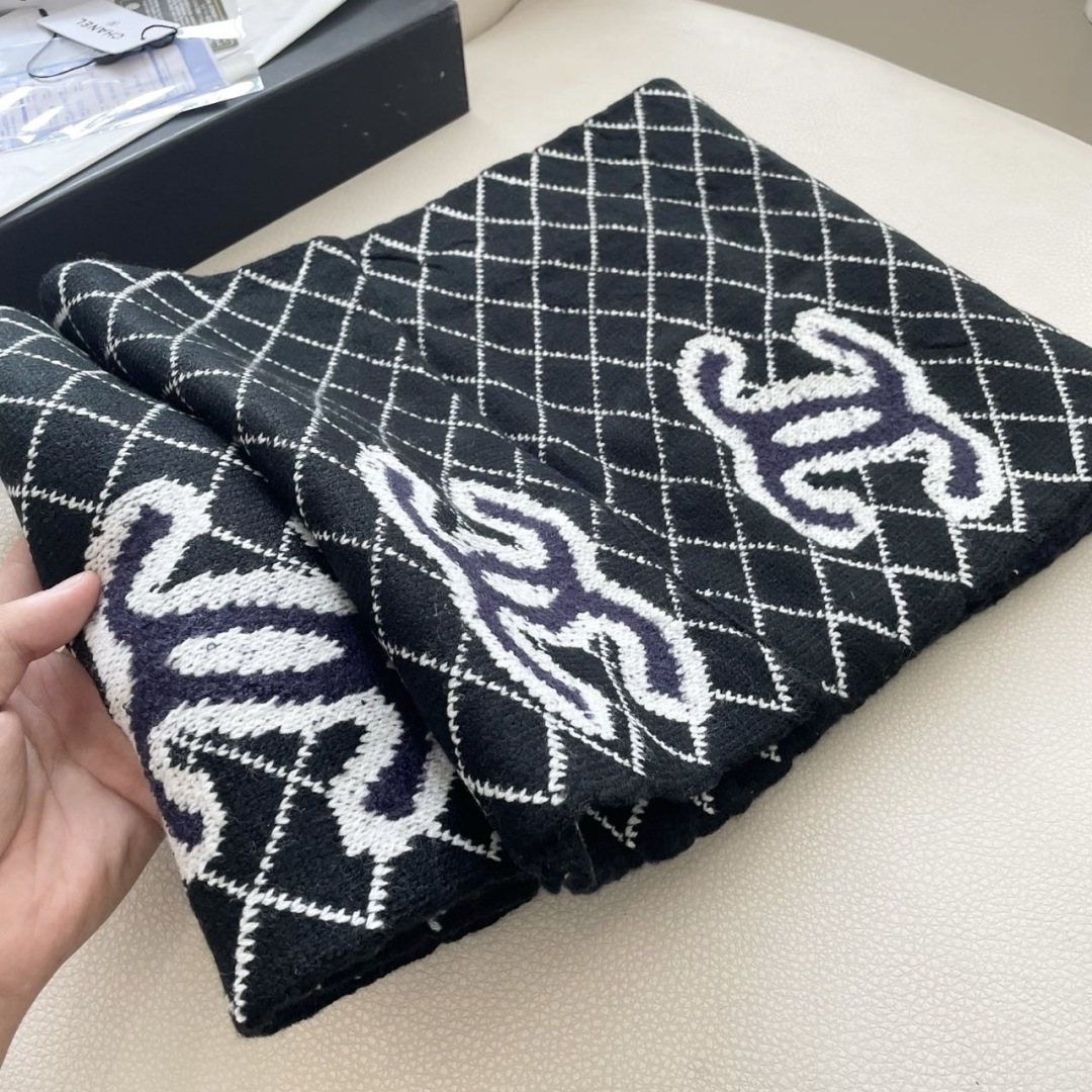 香奈儿针织双面围巾，顶级高端货👼👏绝美百搭款💋专柜限量哦‼️有钱都很难订到💛💙💜顶级山羊绒针织围巾，整条