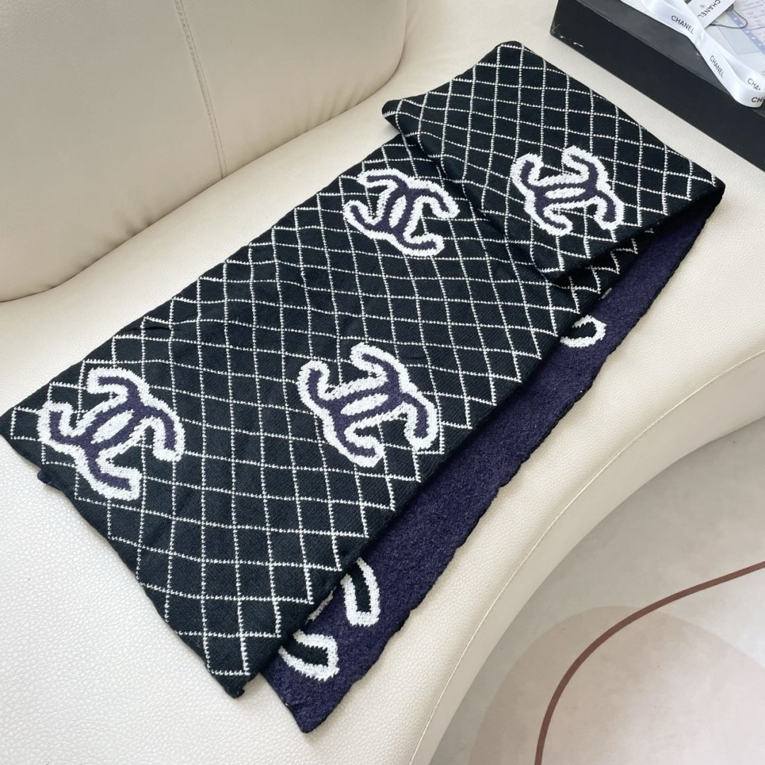 香奈儿针织双面围巾，顶级高端货👼👏绝美百搭款💋专柜限量哦‼️有钱都很难订到💛💙💜顶级山羊绒针织围巾，整条