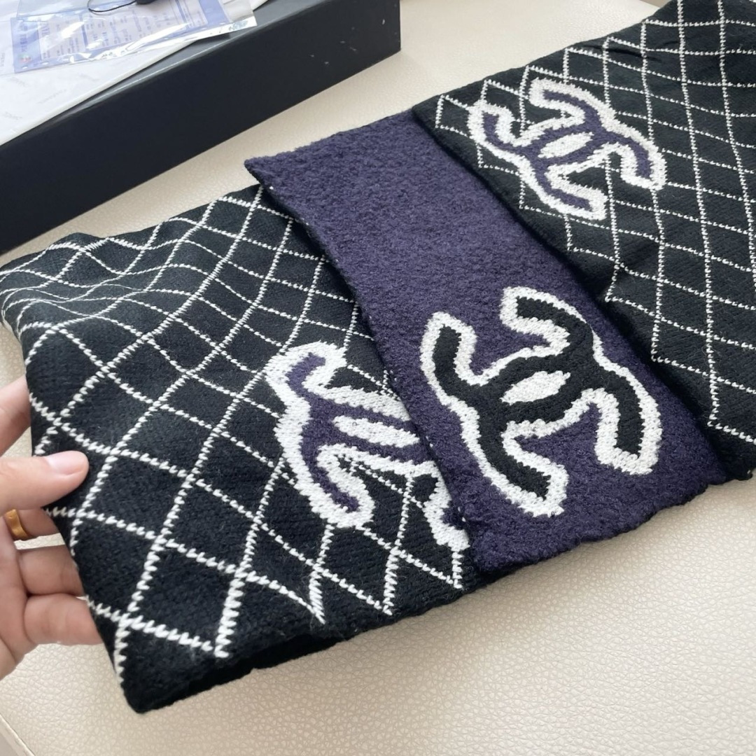 香奈儿针织双面围巾，顶级高端货👼👏绝美百搭款💋专柜限量哦‼️有钱都很难订到💛💙💜顶级山羊绒针织围巾，整条