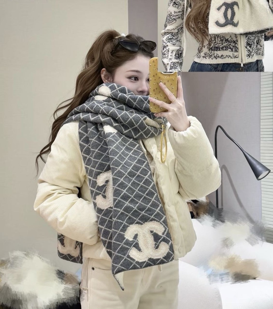 香奈儿针织双面围巾，顶级高端货👼👏绝美百搭款💋专柜限量哦‼️有钱都很难订到💛💙💜顶级山羊绒针织围巾，整条