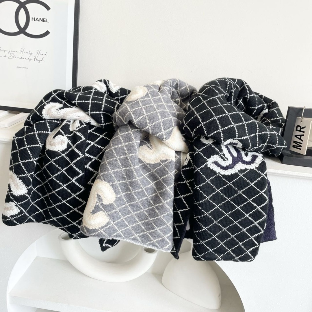 香奈儿针织双面围巾，顶级高端货👼👏绝美百搭款💋专柜限量哦‼️有钱都很难订到💛💙💜顶级山羊绒针织围巾，整条