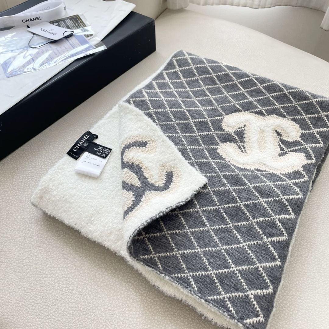 香奈儿针织双面围巾，顶级高端货👼👏绝美百搭款💋专柜限量哦‼️有钱都很难订到💛💙💜顶级山羊绒针织围巾，整条
