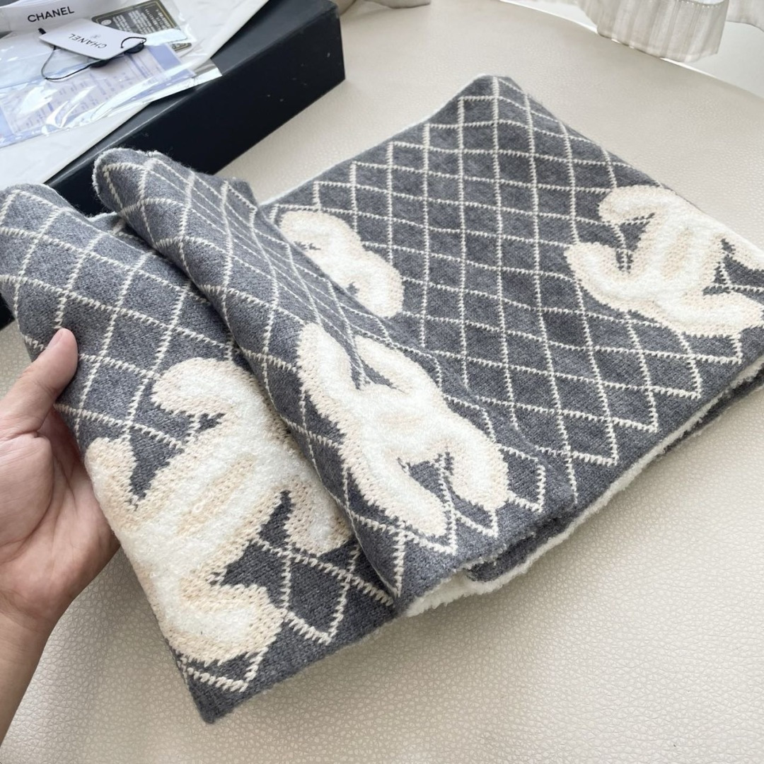 香奈儿针织双面围巾，顶级高端货👼👏绝美百搭款💋专柜限量哦‼️有钱都很难订到💛💙💜顶级山羊绒针织围巾，整条