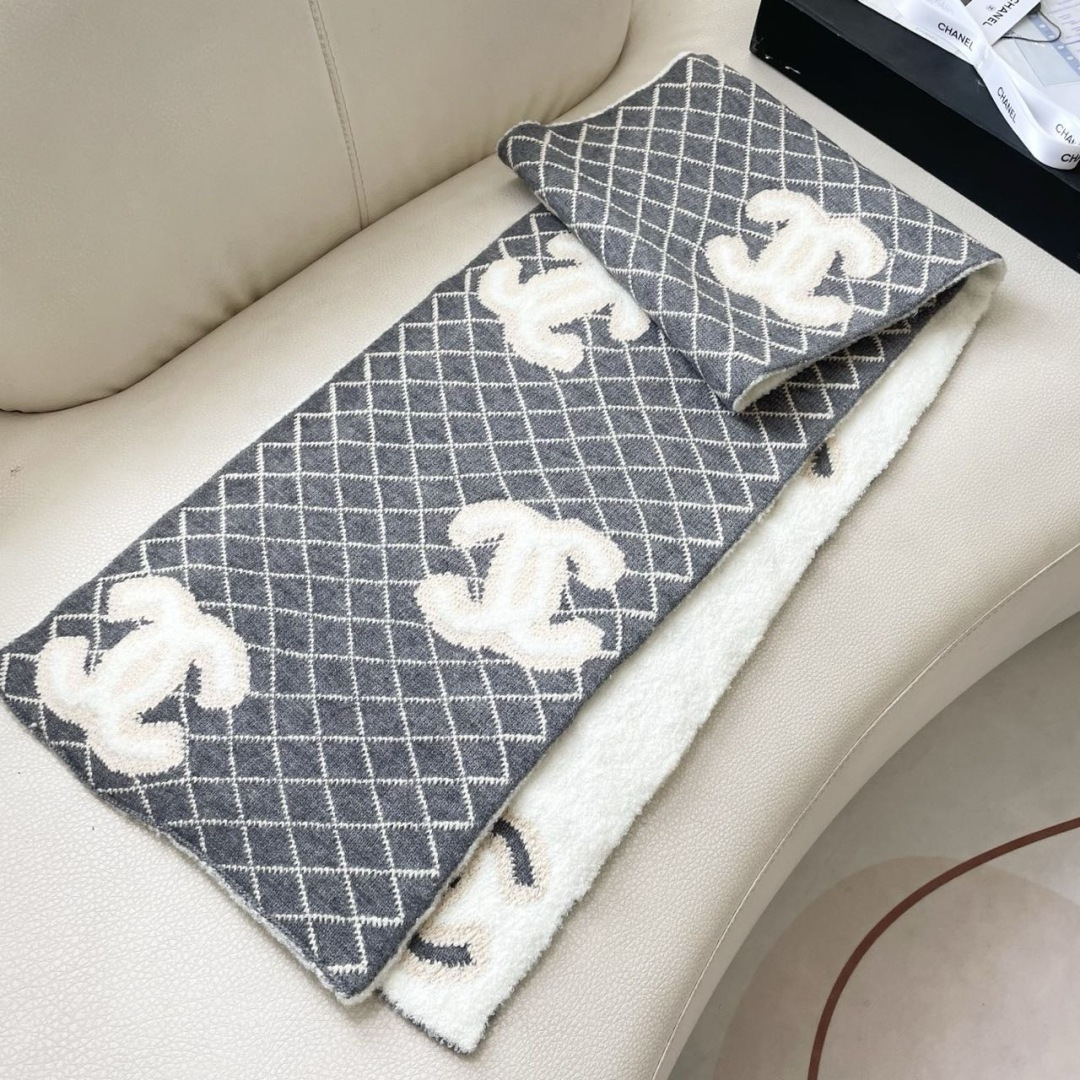 香奈儿针织双面围巾，顶级高端货👼👏绝美百搭款💋专柜限量哦‼️有钱都很难订到💛💙💜顶级山羊绒针织围巾，整条