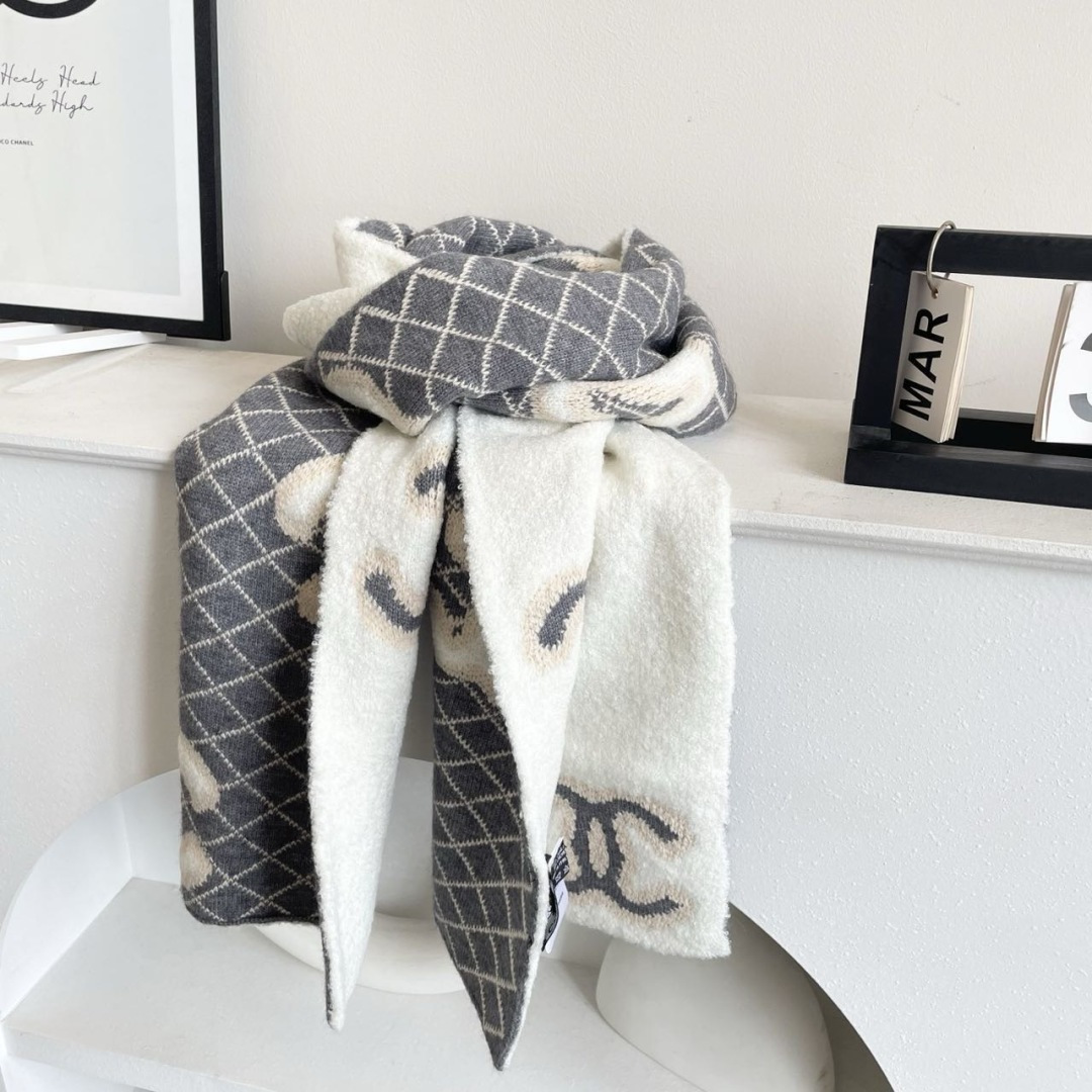 香奈儿针织双面围巾，顶级高端货👼👏绝美百搭款💋专柜限量哦‼️有钱都很难订到💛💙💜顶级山羊绒针织围巾，整条