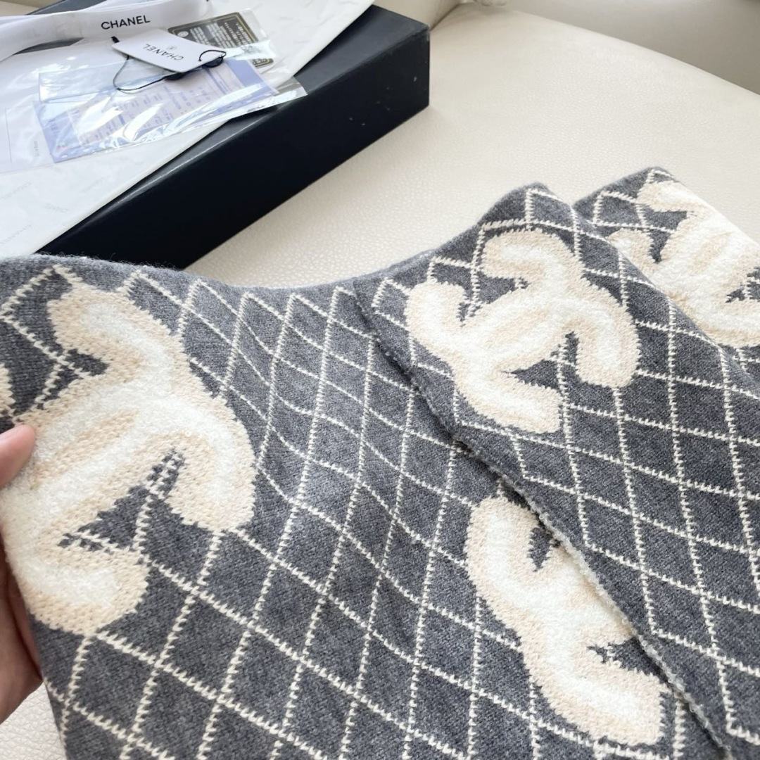 香奈儿针织双面围巾，顶级高端货👼👏绝美百搭款💋专柜限量哦‼️有钱都很难订到💛💙💜顶级山羊绒针织围巾，整条