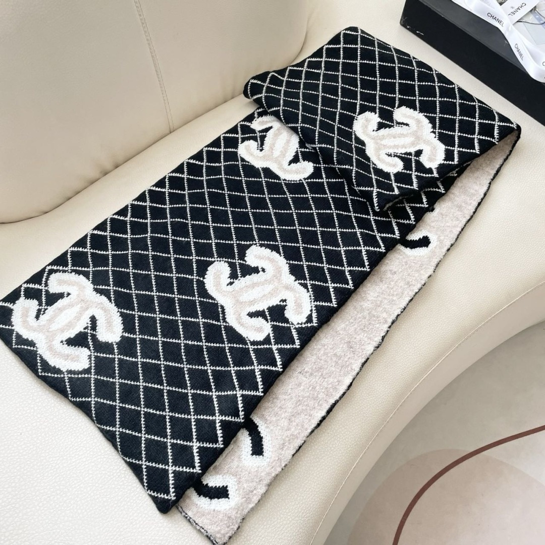 香奈儿针织双面围巾，顶级高端货👼👏绝美百搭款💋专柜限量哦‼️有钱都很难订到💛💙💜顶级山羊绒针织围巾，整条