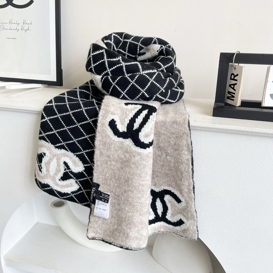 香奈儿针织双面围巾，顶级高端货👼👏绝美百搭款💋专柜限量哦‼️有钱都很难订到💛💙💜顶级山羊绒针织围巾，整条