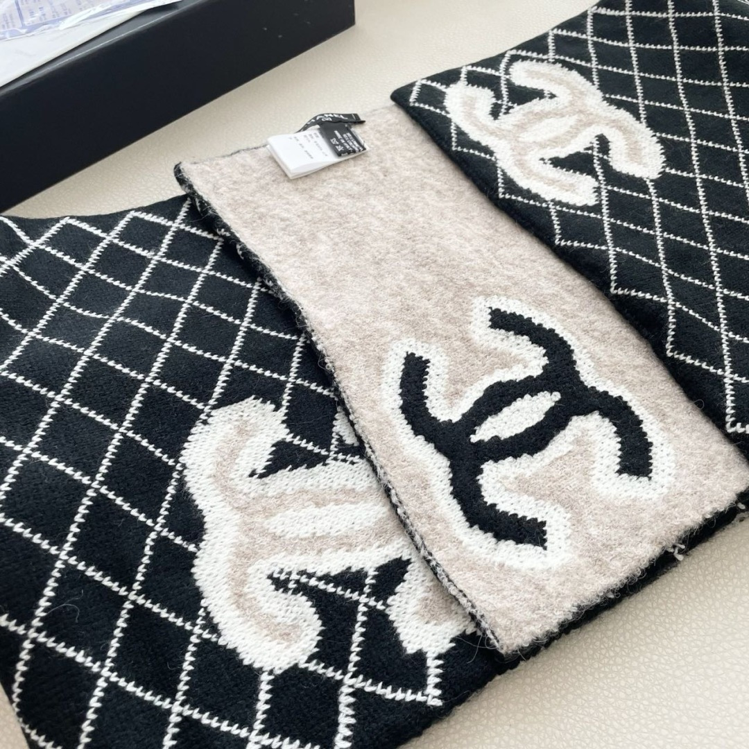 香奈儿针织双面围巾，顶级高端货👼👏绝美百搭款💋专柜限量哦‼️有钱都很难订到💛💙💜顶级山羊绒针织围巾，整条