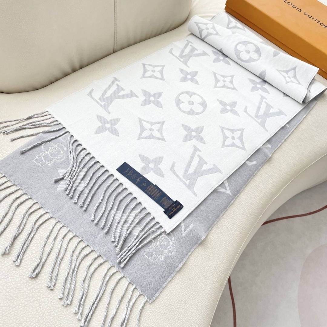 终于出货啦，今年热度最高的嫩粉拼白围巾本款LVEssential围巾聚焦大元素，以Monogram图案和