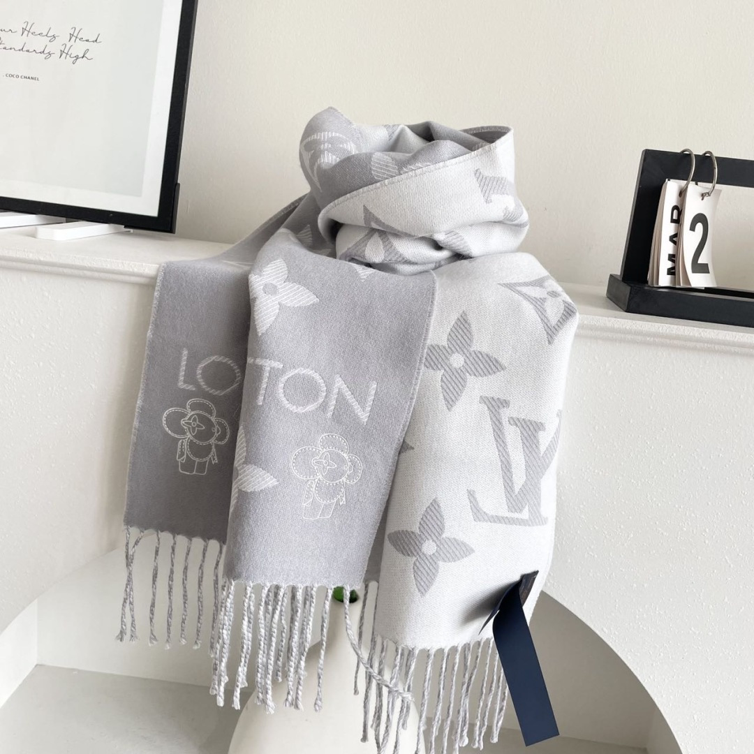 终于出货啦，今年热度最高的嫩粉拼白围巾本款LVEssential围巾聚焦大元素，以Monogram图案和