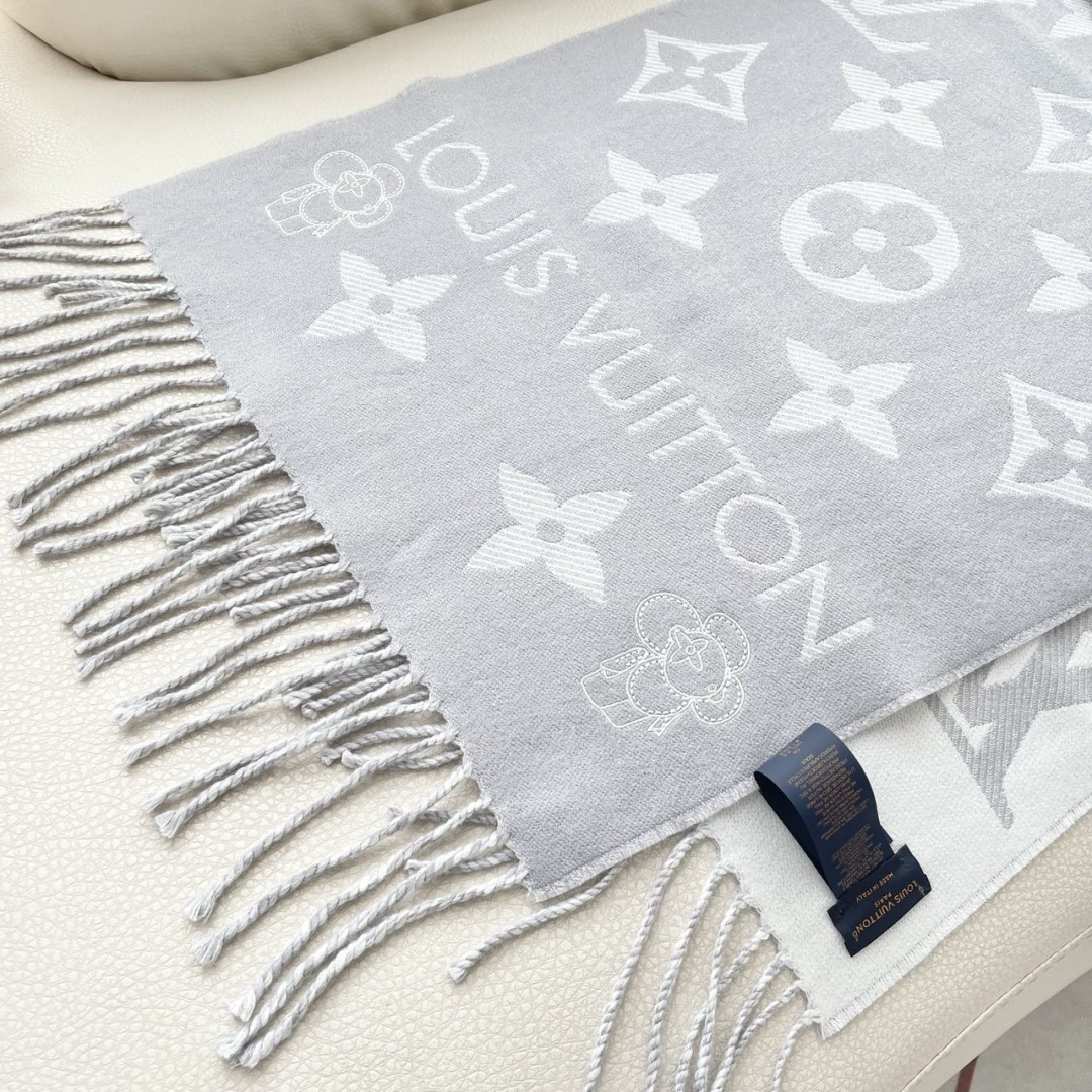 终于出货啦，今年热度最高的嫩粉拼白围巾本款LVEssential围巾聚焦大元素，以Monogram图案和