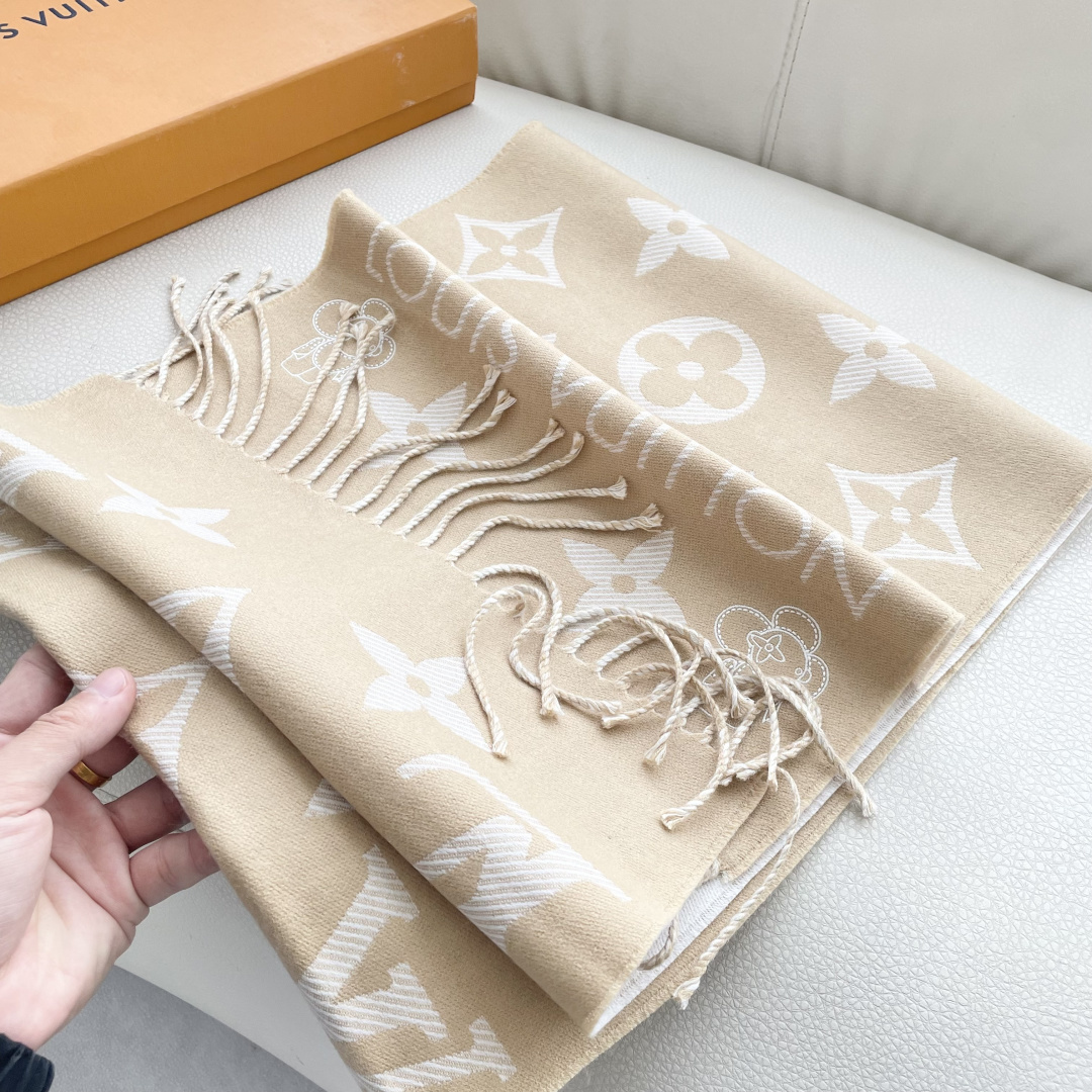 终于出货啦，今年热度最高的嫩粉拼白围巾本款LVEssential围巾聚焦大元素，以Monogram图案和