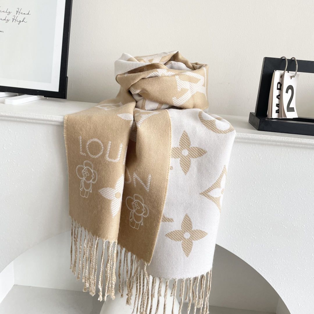 终于出货啦，今年热度最高的嫩粉拼白围巾本款LVEssential围巾聚焦大元素，以Monogram图案和