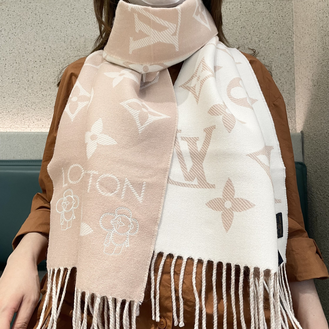 终于出货啦，今年热度最高的嫩粉拼白围巾本款LVEssential围巾聚焦大元素，以Monogram图案和