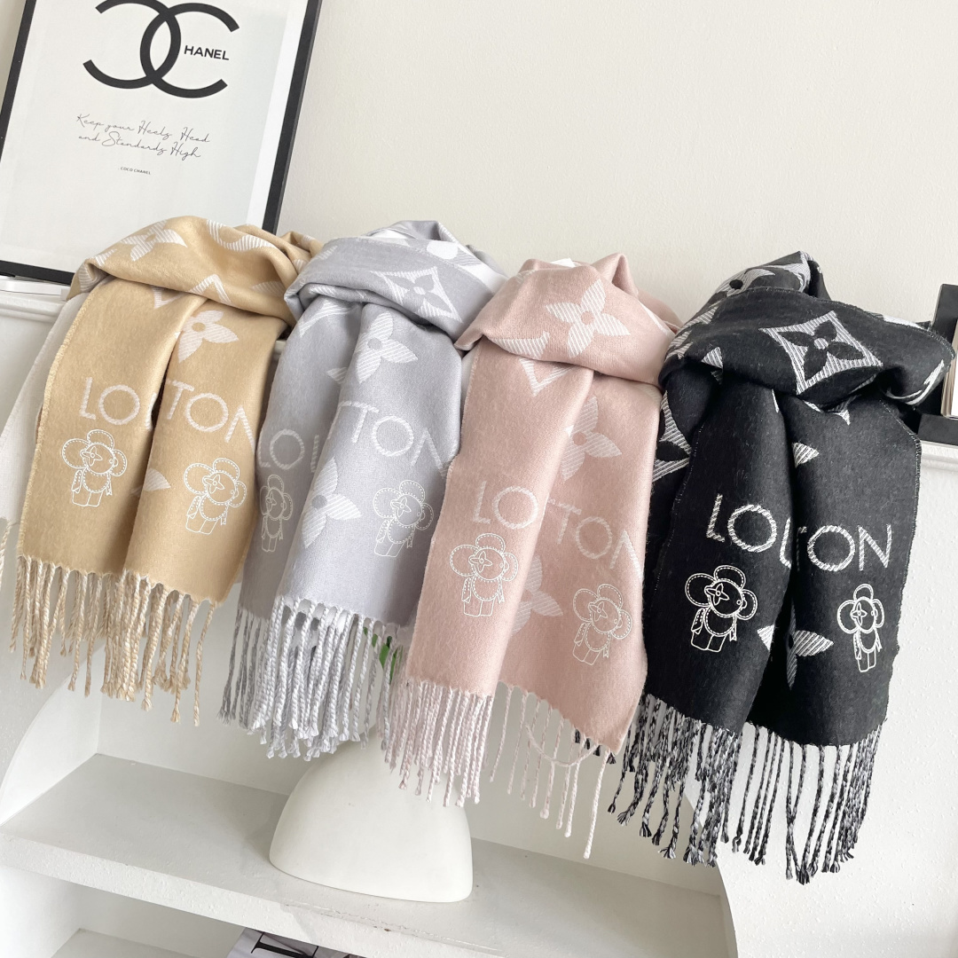 终于出货啦，今年热度最高的嫩粉拼白围巾本款LVEssential围巾聚焦大元素，以Monogram图案和