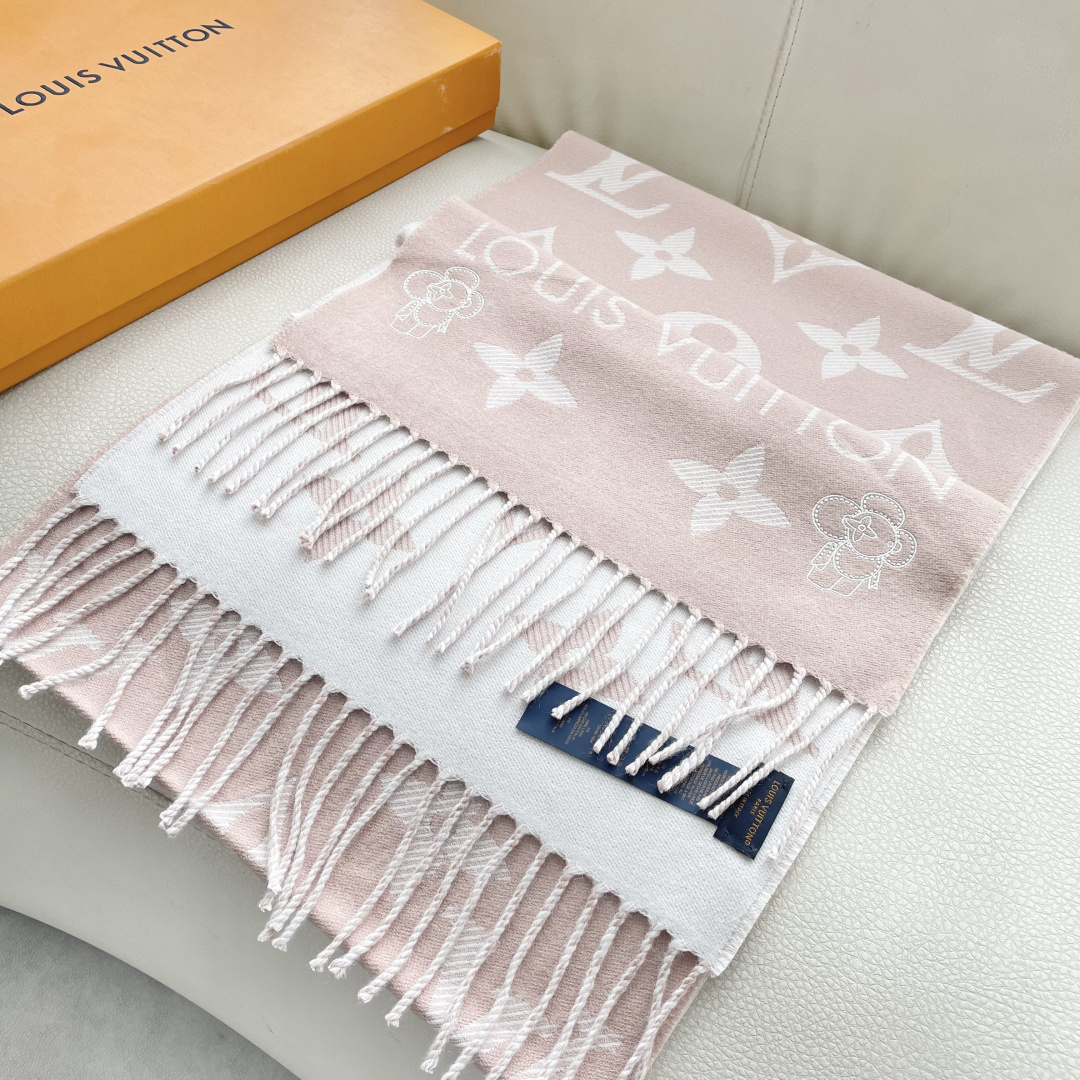 终于出货啦，今年热度最高的嫩粉拼白围巾本款LVEssential围巾聚焦大元素，以Monogram图案和