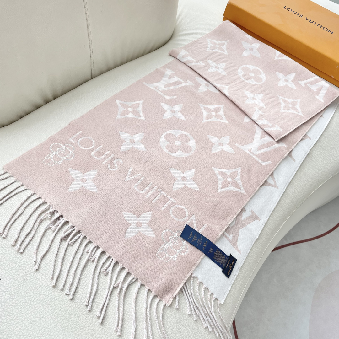 终于出货啦，今年热度最高的嫩粉拼白围巾本款LVEssential围巾聚焦大元素，以Monogram图案和