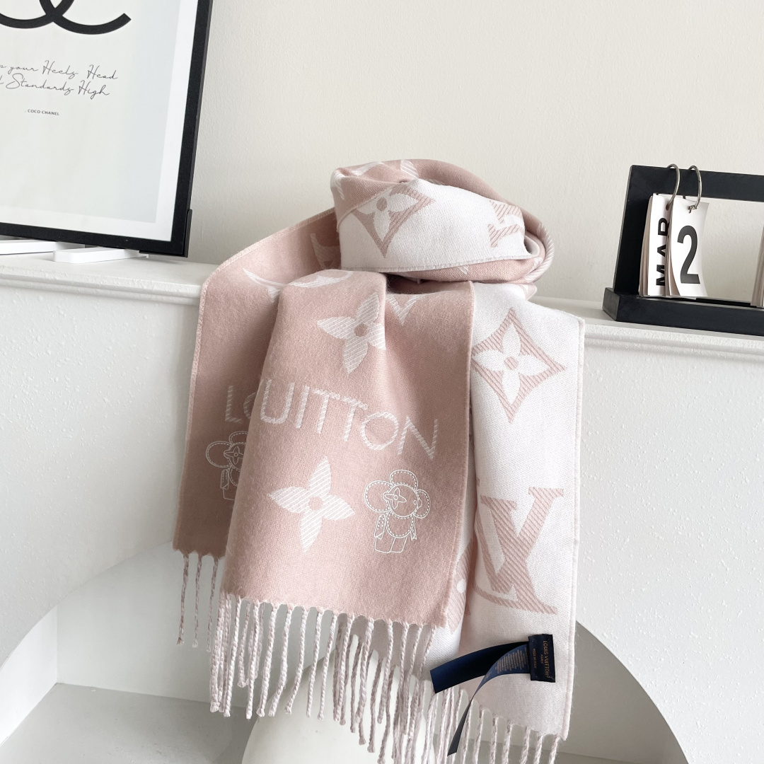 终于出货啦，今年热度最高的嫩粉拼白围巾本款LVEssential围巾聚焦大元素，以Monogram图案和