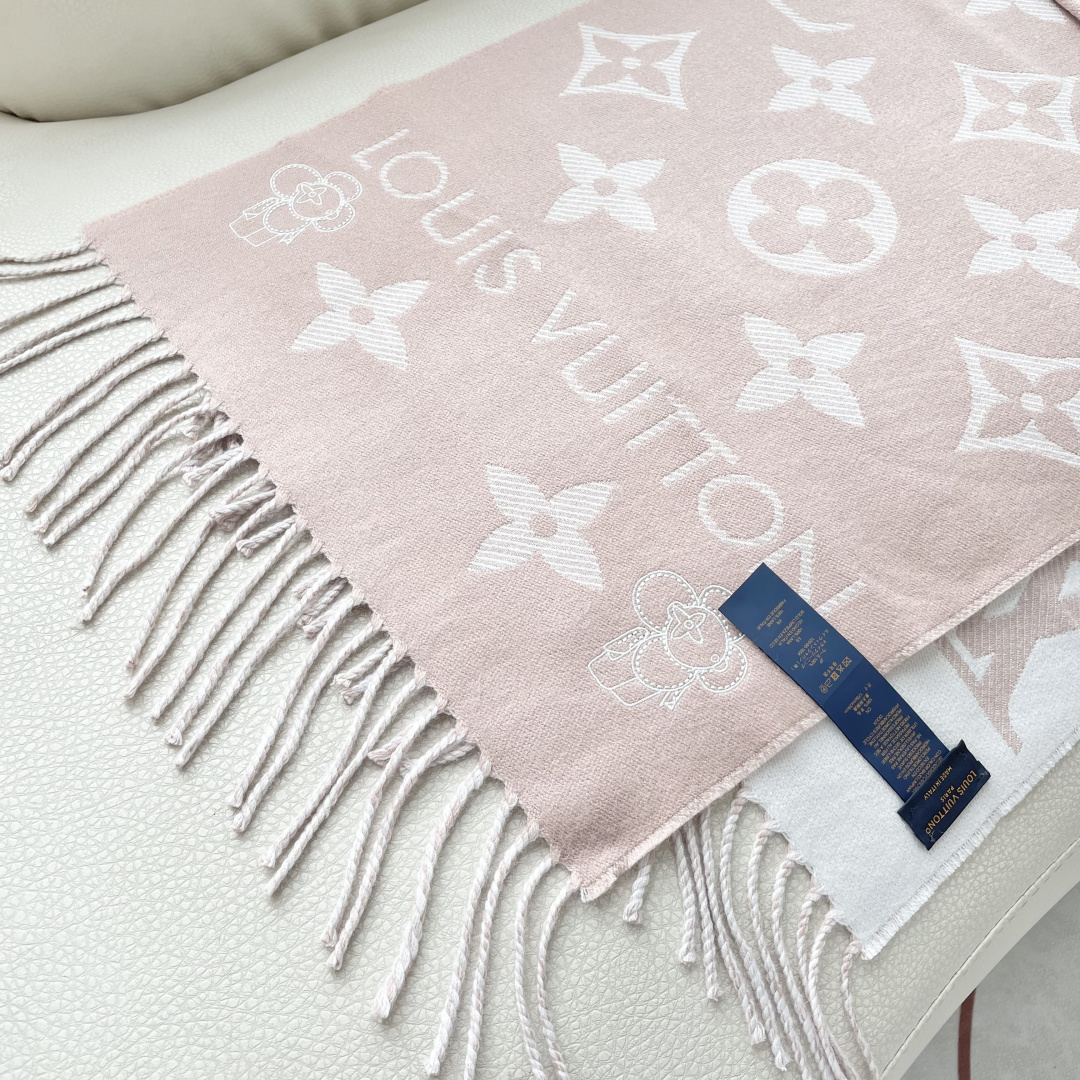 终于出货啦，今年热度最高的嫩粉拼白围巾本款LVEssential围巾聚焦大元素，以Monogram图案和