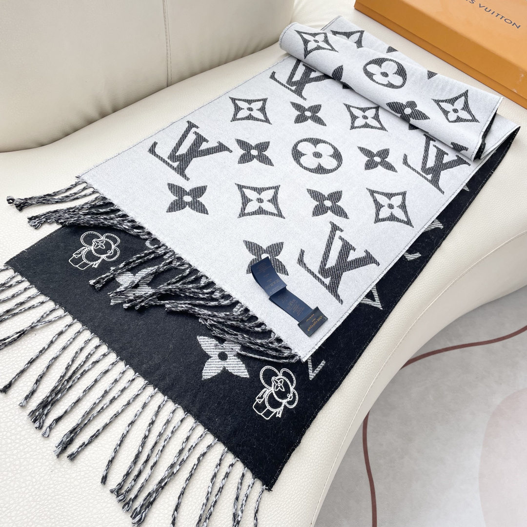 终于出货啦，今年热度最高的嫩粉拼白围巾本款LVEssential围巾聚焦大元素，以Monogram图案和