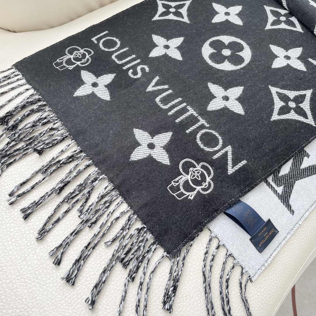 终于出货啦，今年热度最高的嫩粉拼白围巾本款LVEssential围巾聚焦大元素，以Monogram图案和