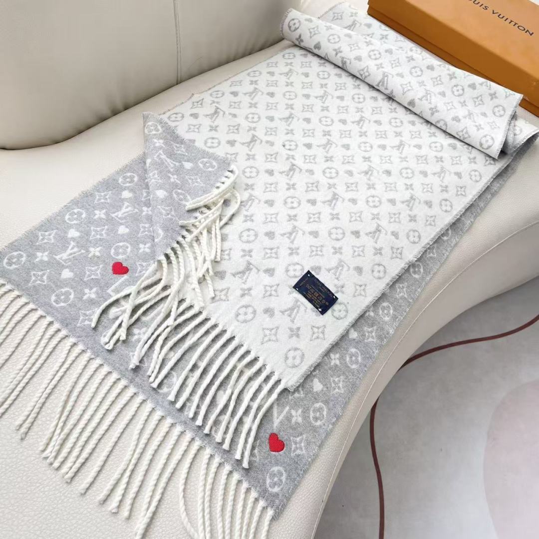 新款来了 官网同步新款 原单此款 Studdy Reykjavik 围巾融入了摇滚元素，为寒冷冬日带来摇