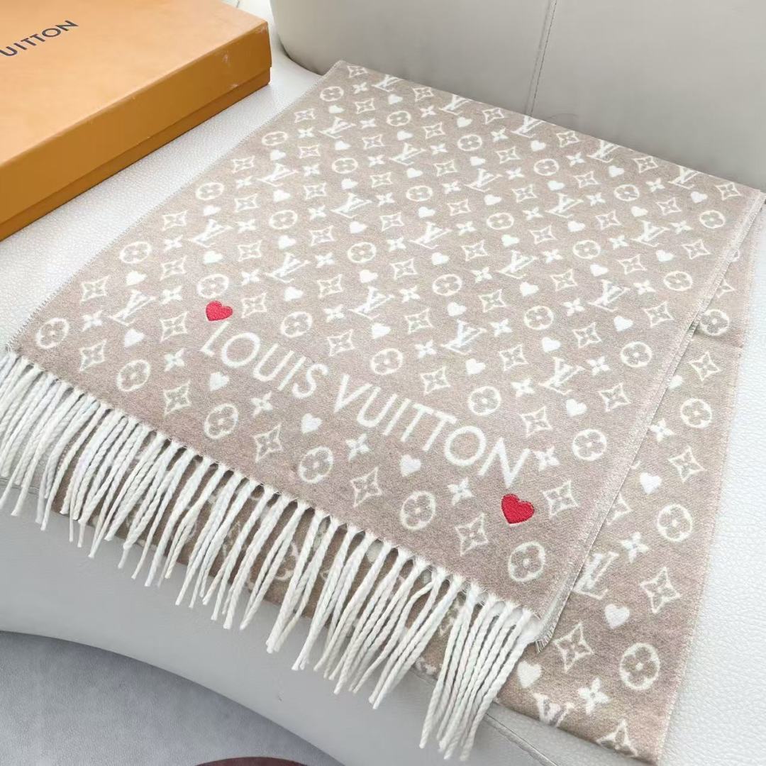 新款来了 官网同步新款 原单此款 Studdy Reykjavik 围巾融入了摇滚元素，为寒冷冬日带来摇