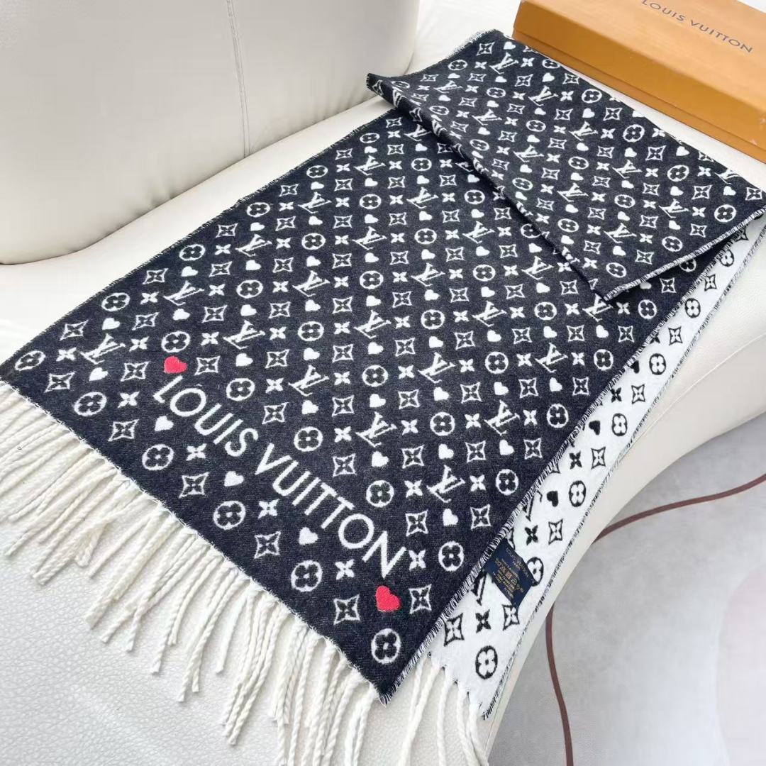 新款来了 官网同步新款 原单此款 Studdy Reykjavik 围巾融入了摇滚元素，为寒冷冬日带来摇