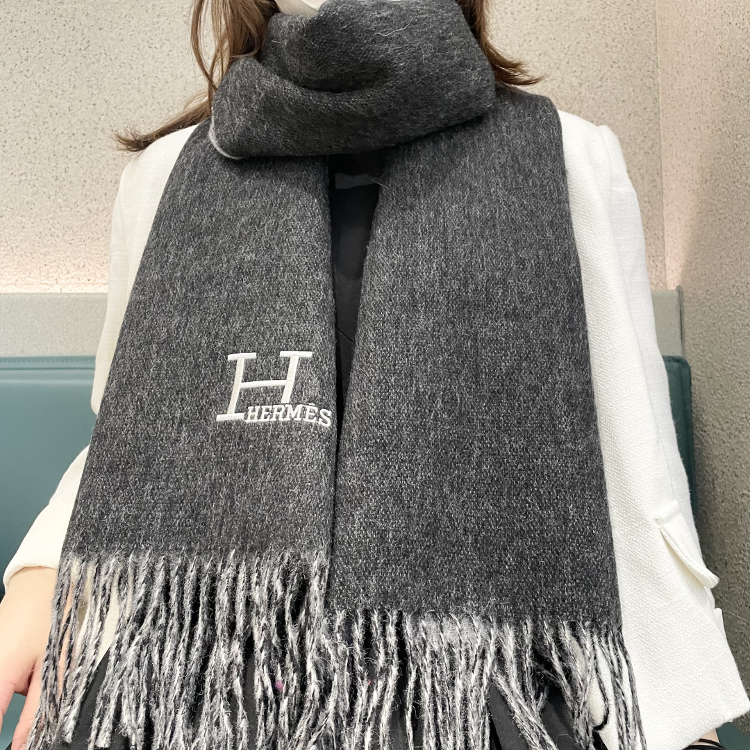上新2025爱马仕男女款围巾且买且珍惜😍~都是出口订单所以比较难遇❤️东西讲究少而精😍好看的一定要收😎这