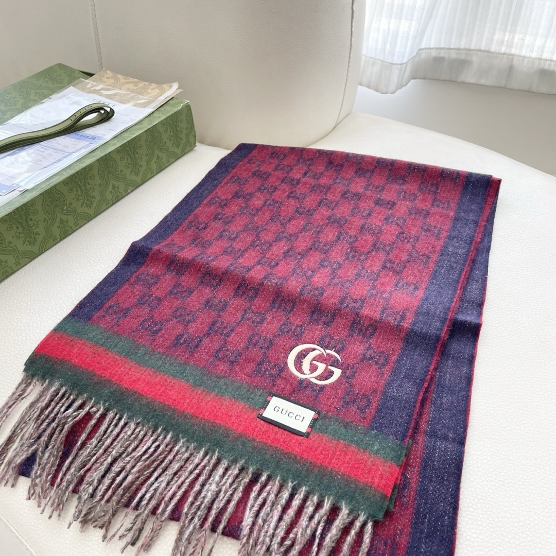 Gucci非常正的围巾~面料大爱，软糯手感，非常柔软细腻舒服‼️经典招牌GG字母元素❤️大气简约，超级好