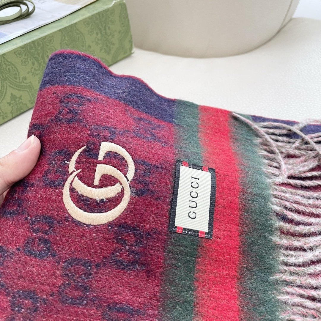 Gucci非常正的围巾~面料大爱，软糯手感，非常柔软细腻舒服‼️经典招牌GG字母元素❤️大气简约，超级好