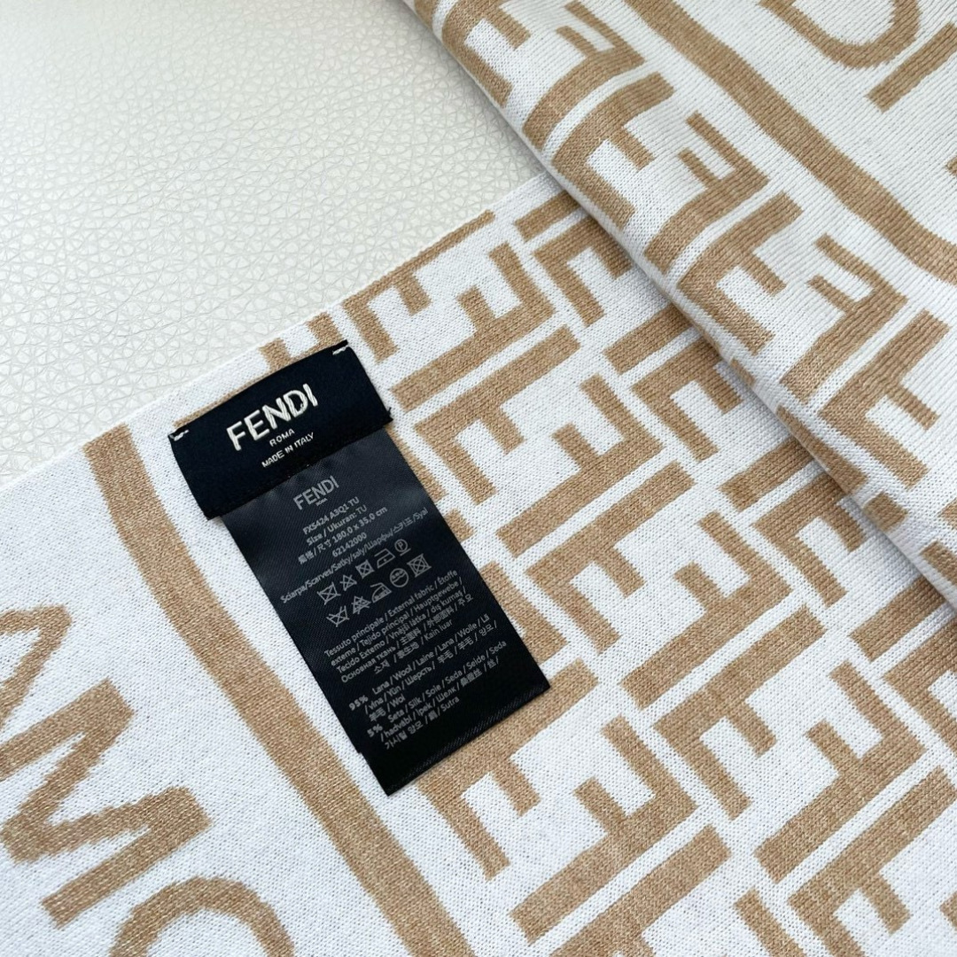 爆款上新 情侣款👍👍芬迪 独家牛货🐂 奢华尽在尺寸之间，高端品质‼️具有超高羊绒品质才会被此品牌青睐‼️