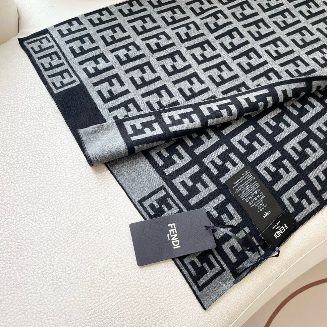 爆款上新 情侣款👍👍芬迪 独家牛货🐂 奢华尽在尺寸之间，高端品质‼️具有超高羊绒品质才会被此品牌青睐‼️