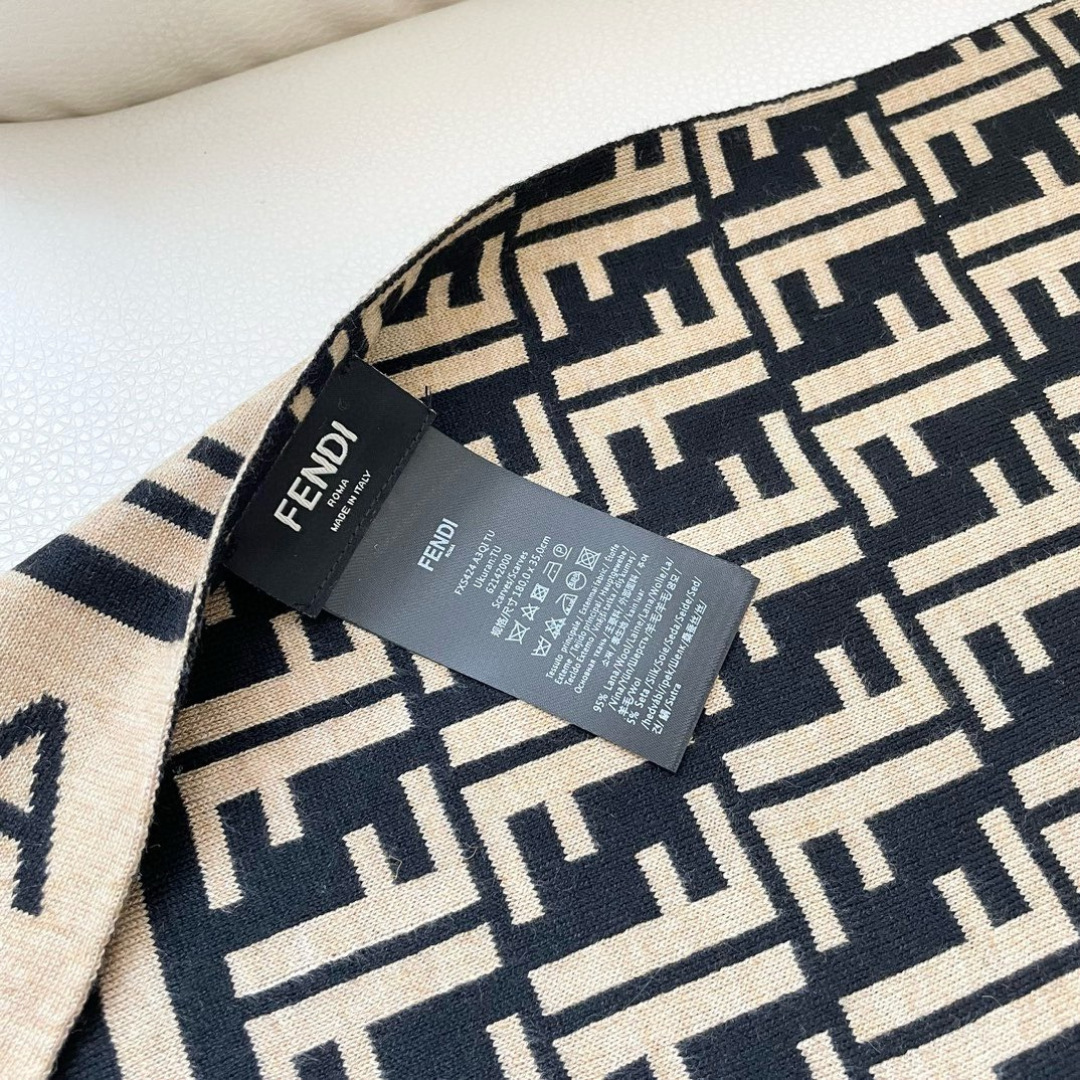 爆款上新 情侣款👍👍芬迪 独家牛货🐂 奢华尽在尺寸之间，高端品质‼️具有超高羊绒品质才会被此品牌青睐‼️