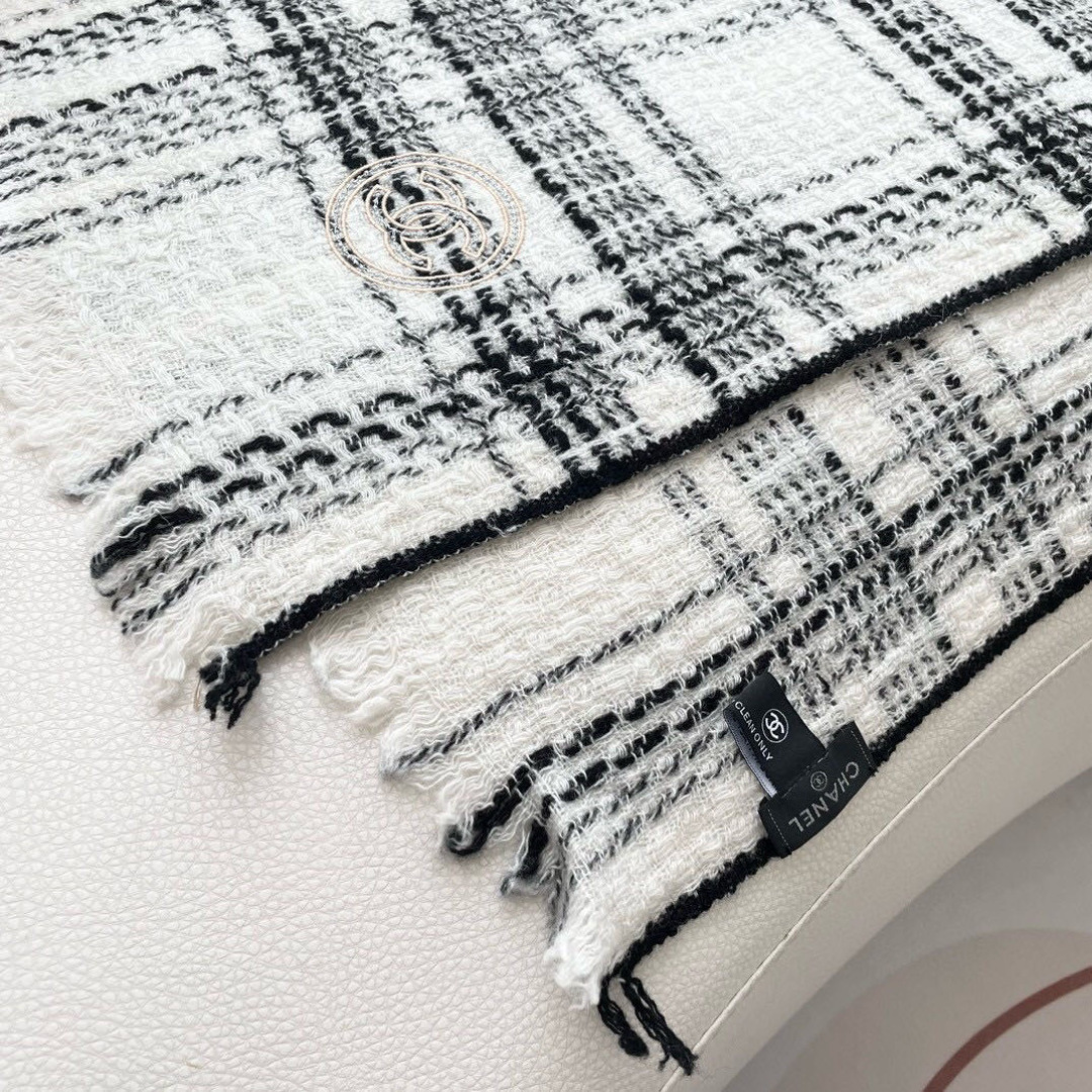 😍👍香奈儿2025专柜最新款‼️【顶级羊绒围巾】。爆款哦 😘💍实物真心美 🎀披肩配以精美logo的刺绣💓