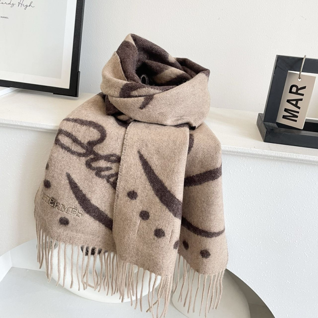 上新2025爱马仕顶级山羊绒男女款围巾且买且珍惜😍~都是出口订单所以比较难遇❤️东西讲究少而精😍好看的一