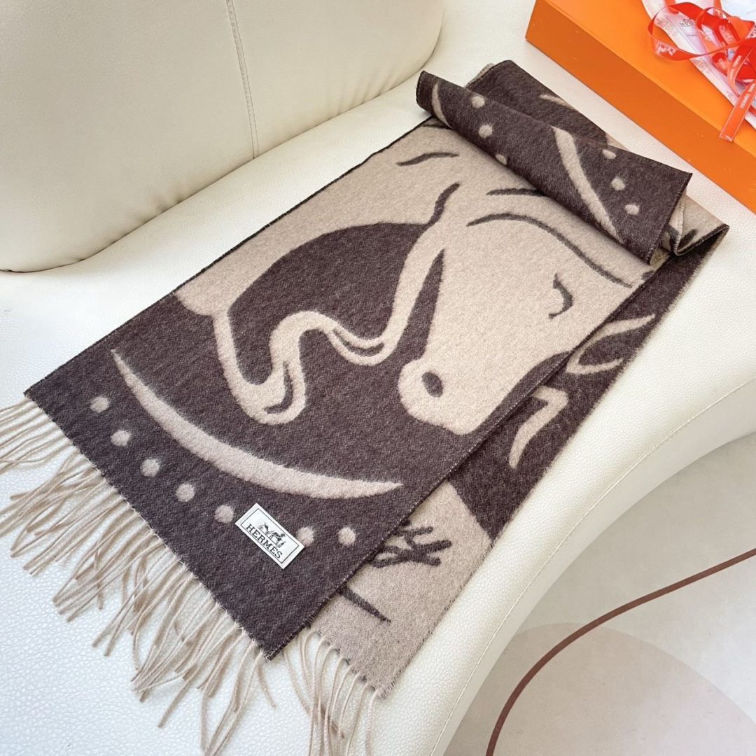 上新2025爱马仕顶级山羊绒男女款围巾且买且珍惜😍~都是出口订单所以比较难遇❤️东西讲究少而精😍好看的一