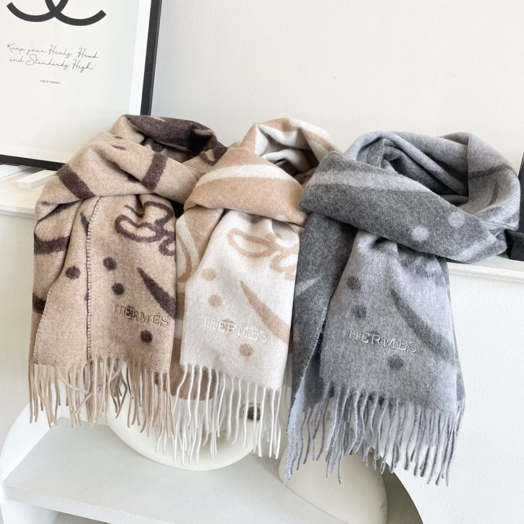 上新2025爱马仕顶级山羊绒男女款围巾且买且珍惜😍~都是出口订单所以比较难遇❤️东西讲究少而精😍好看的一