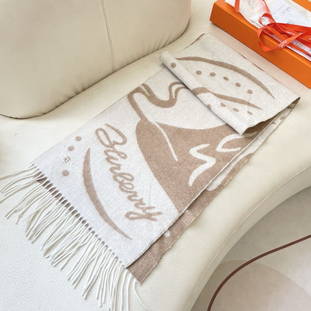 上新2025爱马仕顶级山羊绒男女款围巾且买且珍惜😍~都是出口订单所以比较难遇❤️东西讲究少而精😍好看的一