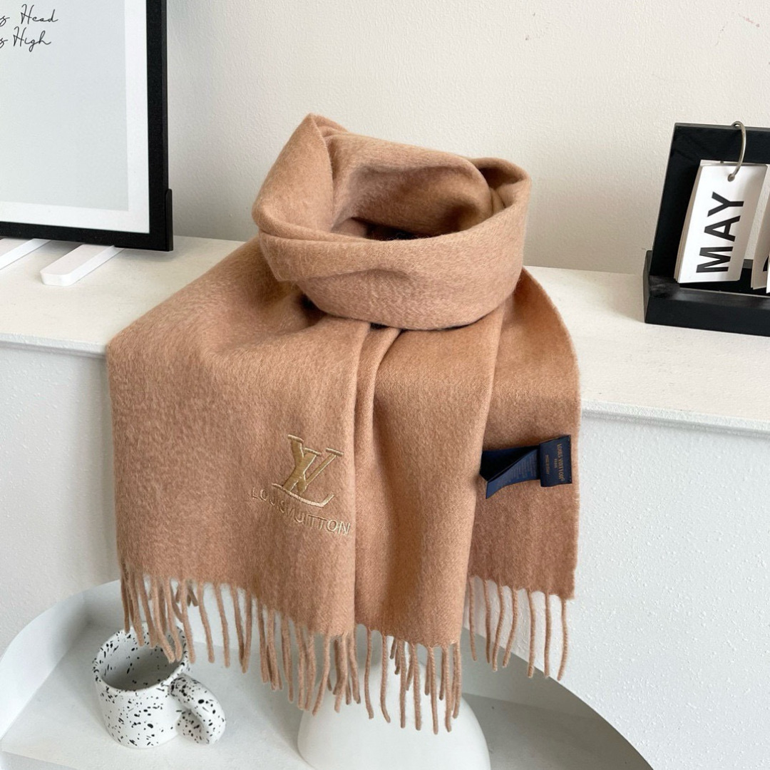 原单品质批！御用殿堂级极品驴！秋冬专柜在售 顶级羊绒长巾.配以精美简约图案组合成经典LV图案 美丽至极 