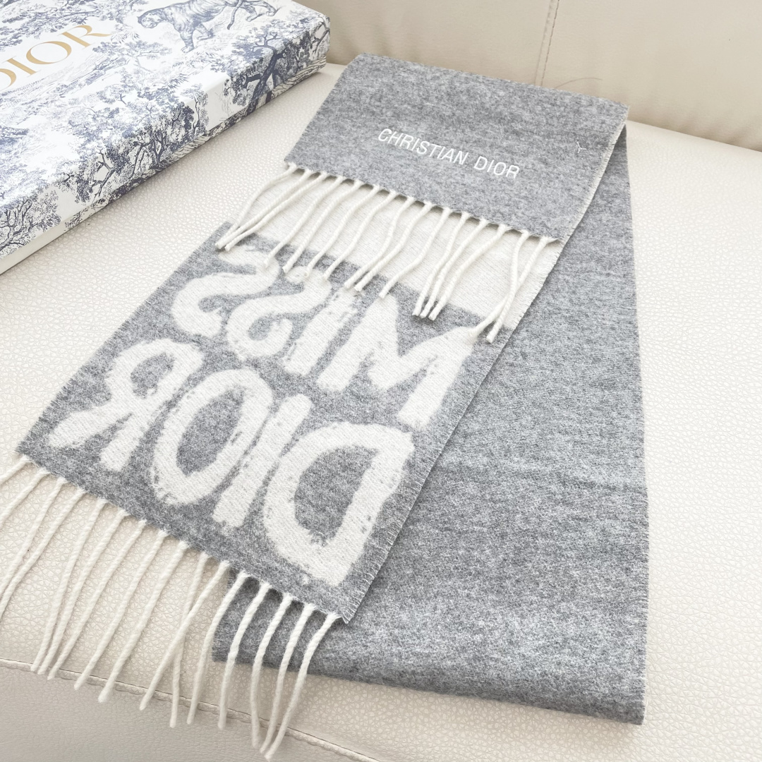 【DIOR 迪奥流苏长巾】尺寸:17×140CM材质:100%山羊绒爆款，专柜最新款式 双面羊绒 超百搭