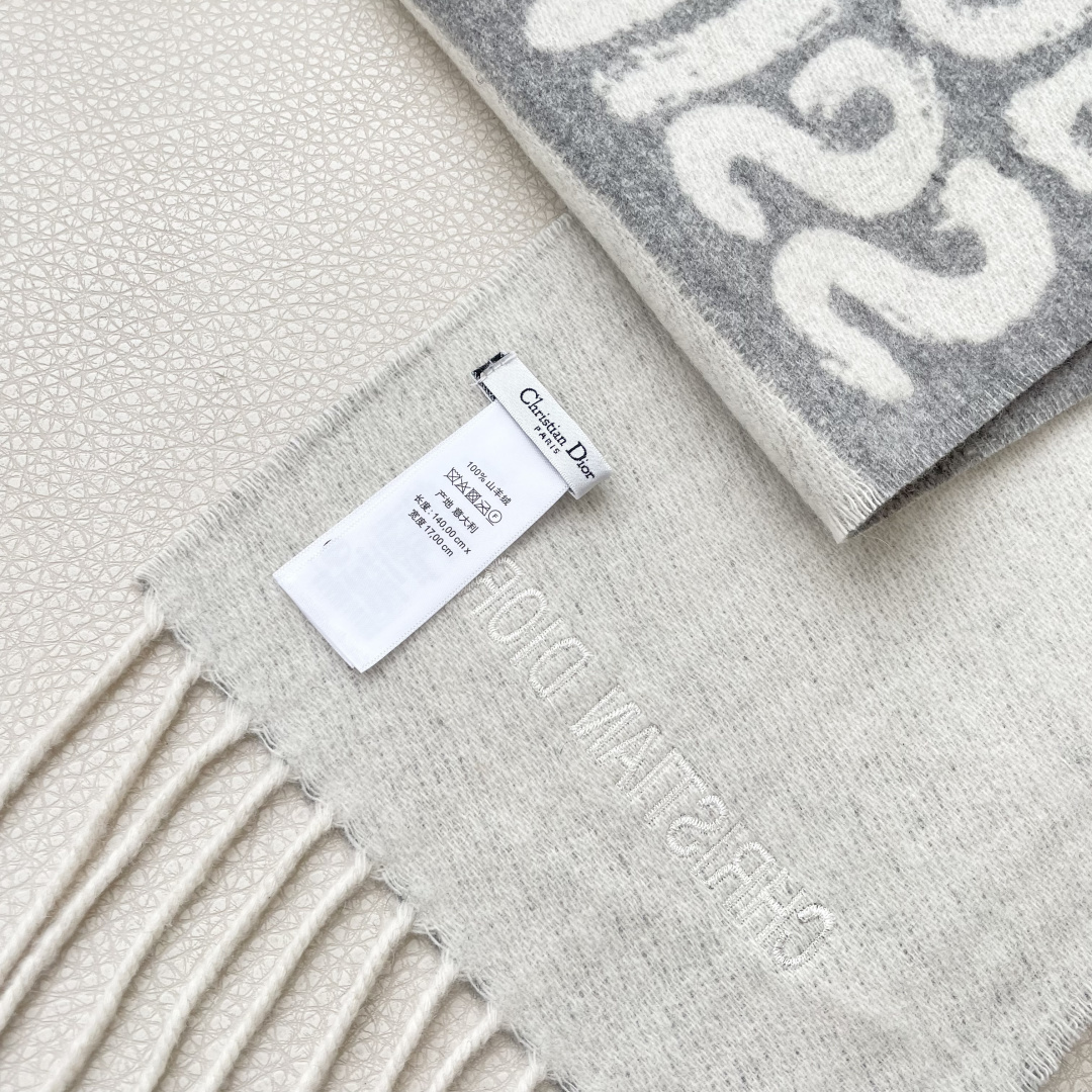 【DIOR 迪奥流苏长巾】尺寸:17×140CM材质:100%山羊绒爆款，专柜最新款式 双面羊绒 超百搭