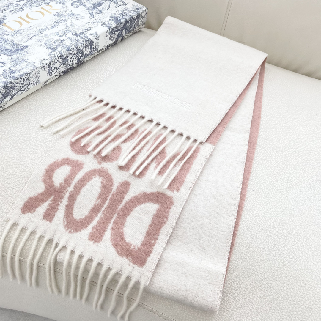 【DIOR 迪奥流苏长巾】尺寸:17×140CM材质:100%山羊绒爆款，专柜最新款式 双面羊绒 超百搭